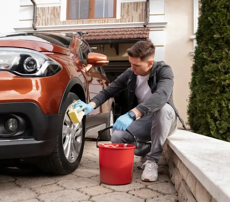Lavage auto à domicile Pouzauges : professionnel intervenant sur un véhicule